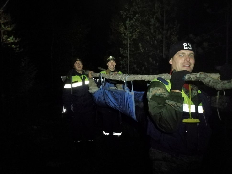 Северодвинские спасатели эвакуировали пожилого грибника из леса